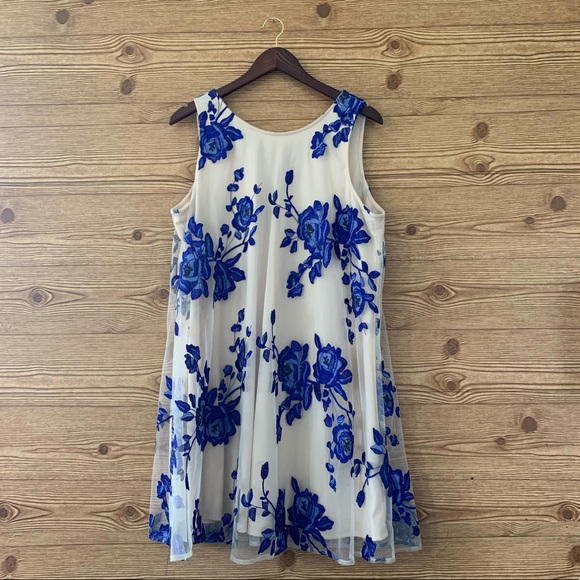 FLORAL EMBROIDERED SWING DRESS BEIGE BY ECI ROSES - Picture 2 of 8